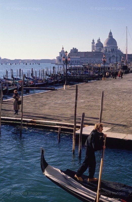Boats;Christians;Churches;Désirée Sadek;Gondolas;Italy;Kaleidos images;La parole à l'imagePlaces of worship;Rowing Boats;Venice;Water transport