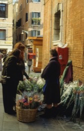 Désirée-Sadek;Flowers;Italy;Kaleidos-images;La-parole-à-limage;Salesman;Salesmen;Saleswoman;Saleswomen;Venice