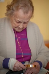 Elderly-lady,Kaleidos,Kaleidos-images,La-parole-à-limage,Lady,Loupe,Magnifying-glass,Nursing-home,Old,Retirement-home,Tarek-Charara,Woman;La-parole-à-limage;Remscheid;NRW;Nordrhein-Westfalen;North-Rhine-Westphalia