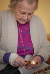 Elderly-lady,Kaleidos,Kaleidos-images,La-parole-à-limage,Lady,Loupe,Magnifying-glass,Nursing-home,Old,Retirement-home,Tarek-Charara,Woman;La-parole-à-limage;Remscheid;NRW;Nordrhein-Westfalen;North-Rhine-Westphalia