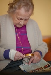 Elderly-lady,Kaleidos,Kaleidos-images,La-parole-à-limage,Lady,Loupe,Magnifying-glass,Nursing-home,Old,Retirement-home,Tarek-Charara,Woman;La-parole-à-limage;Remscheid;NRW;Nordrhein-Westfalen;North-Rhine-Westphalia