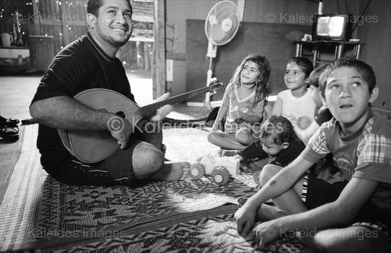 Children;Kaleidos images;Lute;Man;Men;Music;Oriental Lute;Oud;Palestinian Refugees;Palestinians;Refugee camps;Shatila;String Instrument;Stringed Instrument;Tarek Charara;UNRWA