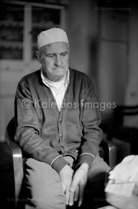 Documents;Kaleidos images;Palestinian Refugees;Palestinians;Refugee camps;Shatila;Tarek Charara;UNRWA;Man;Men