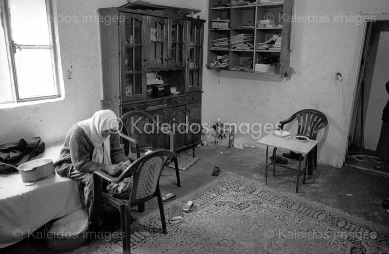 Architecture;Kaleidos images;Palestinian Refugees;Palestinians;Poor;Potatoes;Poverty;Refugee camps;Rooms;Shatila;Tarek Charara;UNRWA;Women;Woman