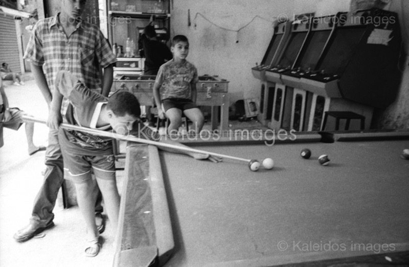 Billard;Boys;Camps de refugiés;Chatila;Game room;Game rooms;Games;Garçons;Jeux;Kaleidos images;Palestinian Refugees;Palestinians;Palestiniens;Pool;Refugee camps;Réfugiés palestiniens;Salle de jeu;Salle de jeux;Shatila;Tarek Charara;UNRWA
