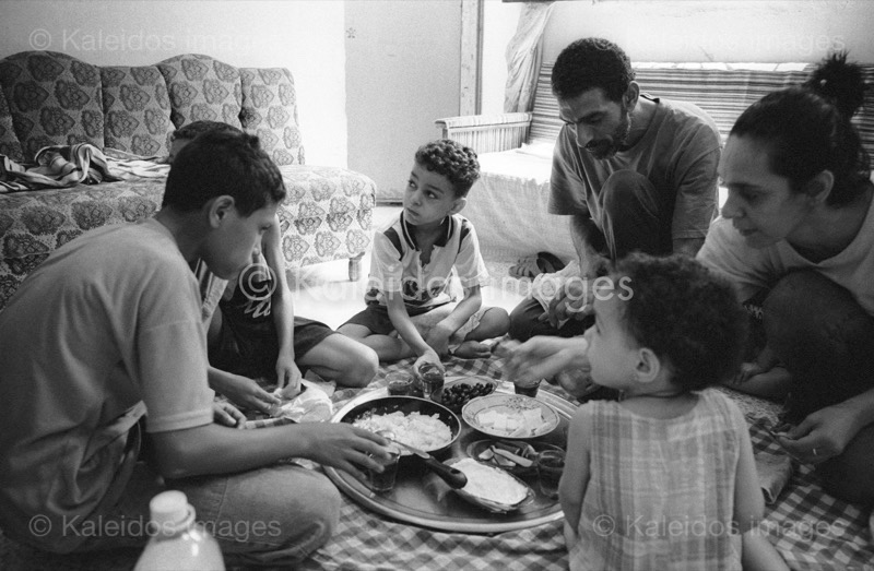 Camps de refugiés;Chatila;Children;Déjeuner;Enfants;Kaleidos images;Lunch;Palestinian Refugees;Palestinians;Palestiniens;Pauvreté;Poverty;Refugee camps;Réfugiés palestiniens;Shatila;Tarek Charara;UNRWA