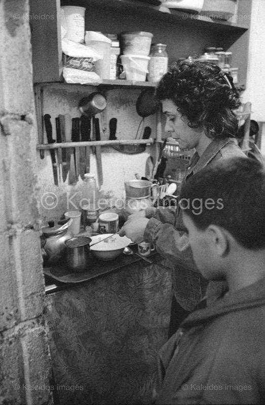 Ahmad Al Hindawi;Ahmad Hindawi;Camps de refugiés;Chatila;Cuisine;Kaleidos images;Kitchen;Mona Al Hindawi;Mona Hindawi;Palestinian Refugees;Palestinians;Palestiniens;Refugee camps;Réfugiés palestiniens;Shatila;Tarek Charara;UNRWA