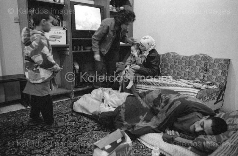 Camps de refugiés;Chatila;Hanan Al Hindawi;Hanan Hindawi;Ilham Al Hindawi;Ilham Hindawi;Jamal Al Hindawi;Jamal Hindawi;Kaleidos images;Living room;Mona Al Hindawi;Mona Hindawi;Nidal Al Hindawi;Nidal Hindawi;Palestinian Refugees;Palestinians;Palestiniens;Refugee camps;Réfugiés palestiniens;Salon;Shatila;Tarek Charara;UNRWA