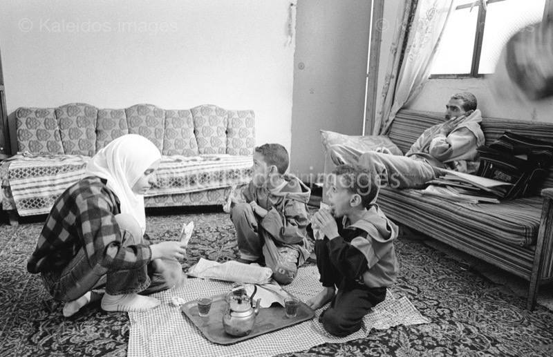 After-noon snack;Camps de refugiés;Chatila;Goûter;Ilham Al Hindawi;Ilham Hindawi;Jamal Al Hindawi;Jamal Hindawi;Jihad Al Hindawi;Jihad Hindawi;Kaleidos images;Nidal Al Hindawi;Nidal Hindawi;Palestinian Refugees;Palestinians;Palestiniens;Refugee camps;Réfugiés palestiniens;Shatila;Snack;Tarek Charara;Teatime snack;UNRWA
