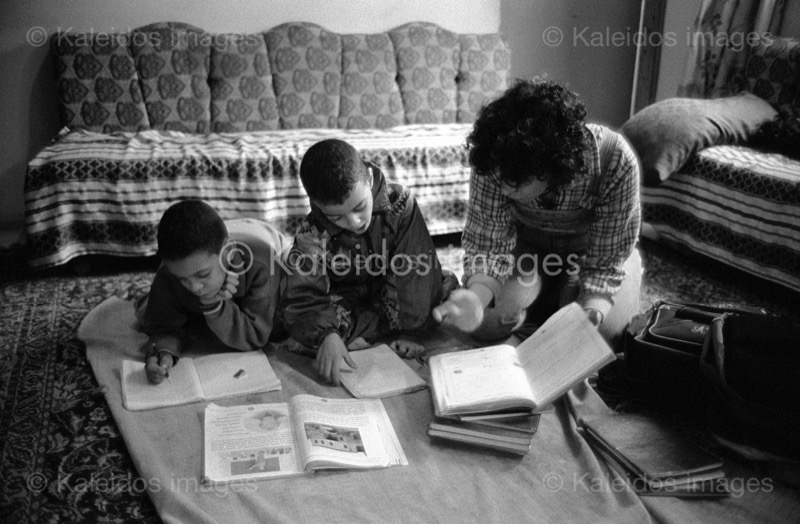 Camps de refugiés;Chatila;Devoirs;Homework;Jihad Al Hindawi;Jihad Hindawi;Kaleidos images;Mona Al Hindawi;Mona Hindawi;Nidal Al Hindawi;Nidal Hindawi;Palestinian Refugees;Palestinians;Palestiniens;Refugee camps;Réfugiés palestiniens;Shatila;Tarek Charara;UNRWA