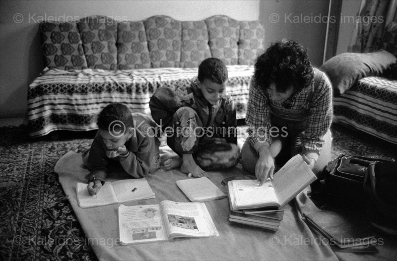 Camps de refugiés;Chatila;Devoirs;Homework;Jihad Al Hindawi;Jihad Hindawi;Kaleidos images;Mona Al Hindawi;Mona Hindawi;Nidal Al Hindawi;Nidal Hindawi;Palestinian Refugees;Palestinians;Palestiniens;Refugee camps;Réfugiés palestiniens;Shatila;Tarek Charara;UNRWA