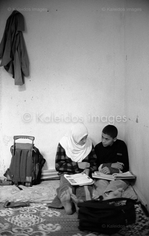 Ahmad Al Hindawi;Ahmad Hindawi;Camps de refugiés;Chatila;Children;Devoirs;Enfants;Homework;Ilham Al Hindawi;Ilham Hindawi;Kaleidos images;Palestinian Refugees;Palestinians;Palestiniens;Refugee camps;Réfugiés palestiniens;Shatila;Tarek Charara;UNRWA