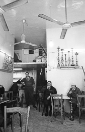 Bars;Cafés;Cafes;Fans;Hommes;Hookahs;Kaleidos-images;Man;Men;Nargiles;Shishas;Palestinian-Refugees;Palestinians;Refugee-camps;Seniors;Shatila;Tarek-Charara;UNRWA