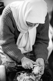 Architecture;Kaleidos-images;Palestinian-Refugees;Palestinians;Poor;Potatoes;Poverty;Refugee-camps;Rooms;Shatila;Tarek-Charara;UNRWA;Women;Woman