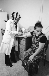 Blood-sampling;Camps-de-refugiés;Chatila;Dispensaire;Dispensary;Femmes;Health-center;Infirmières;Kaleidos-images;Nurses;PRCS;Palestinian-Refugees;Palestinians;Palestiniens;Prise-de-sang;Refugee-camps;Réfugiés-palestiniens;Shatila;Tarek-Charara;UNRWA;Woman;Women