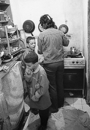 Camps-de-refugiés;Chatila;Cuisine;Jihad-Al-Hindawi;Jihad-Hindawi;Kaleidos-images;Kitchen;Mona-Al-Hindawi;Mona-Hindawi;Nidal-Al-Hindawi;Nidal-Hindawi;Palestinian-Refugees;Palestinians;Palestiniens;Refugee-camps;Réfugiés-palestiniens;Shatila;Tarek-Charara;UNRWA