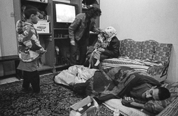 Camps-de-refugiés;Chatila;Hanan-Al-Hindawi;Hanan-Hindawi;Ilham-Al-Hindawi;Ilham-Hindawi;Jamal-Al-Hindawi;Jamal-Hindawi;Kaleidos-images;Living-room;Mona-Al-Hindawi;Mona-Hindawi;Nidal-Al-Hindawi;Nidal-Hindawi;Palestinian-Refugees;Palestinians;Palestiniens;Refugee-camps;Réfugiés-palestiniens;Salon;Shatila;Tarek-Charara;UNRWA