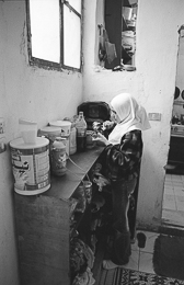 Camps-de-refugiés;Chatila;Cuisine;Ilham-Al-Hindawi;Ilham-Hindawi;Kaleidos-images;Kitchen;Palestinian-Refugees;Palestinians;Palestiniens;Refugee-camps;Réfugiés-palestiniens;Shatila;Tarek-Charara;UNRWA