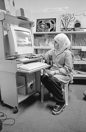 Camps-de-refugiés;Chatila;Children;Computers;Enfants;Kaleidos-images;Ordinateurs;Palestinian-Refugees;Palestinians;Palestiniens;Refugee-camps;Réfugiés-palestiniens;Schoolgirl;Shatila;Tarek-Charara;UNRWA;Écolière