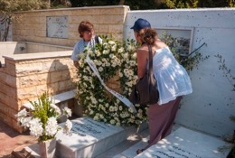 Chafiq-al-Hout;Graves;Graveyards;Kaleidos-images;La-parole-à-limage;Palestinian-Refugees;Palestinians;Refugee-camps;Shafiq-al-Hout;Shafiq-al-Hut;Shatila;Tarek-Charara;Tombs;UNRWA