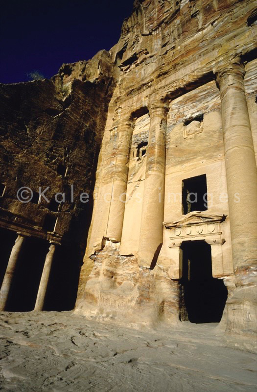 Tarek Charara;La parole à l'image;Kaleidos images;UNESCO;World Heritage;Graves;Tombs;History;Nabateans;Petra;Royal tombs,Urn tomb