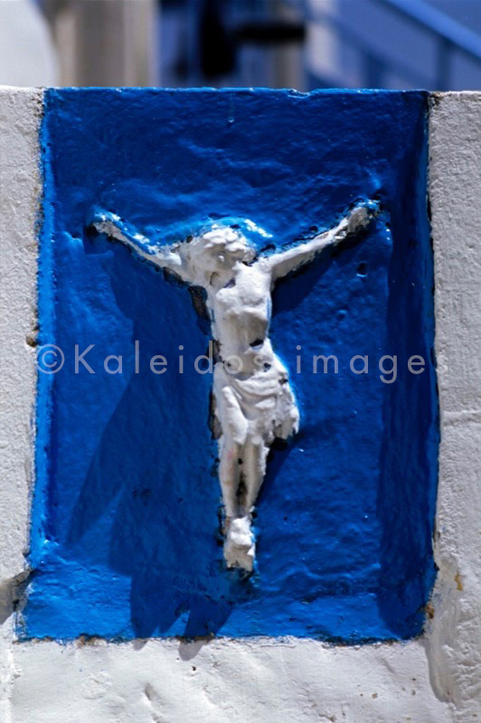 Liban;Crucifix;Blue;White;Bas-Relief;Kaleidos;Kaleidos images;La parole à l'image