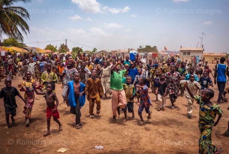 Africa;Benin;Boys;Children;Crowds;Gaani;Girls;Joy;Kaleidos;Kaleidos images;La parole à l'image;Tarek Charara