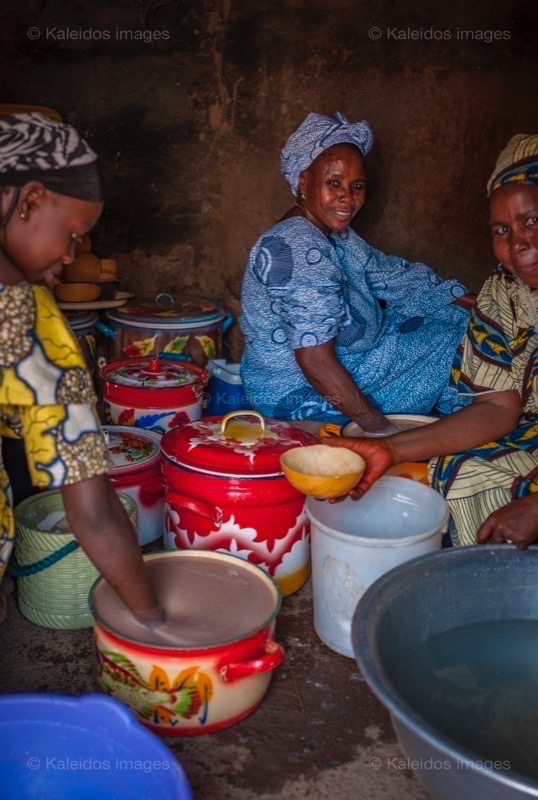 Africa;Beer;Benin;Dolo;Kaleidos;Kaleidos images;Kilir;La parole à l'image;Millet beer;Royal Palace of Djougou;Tarek Charara;Tchouk;Woman;Women