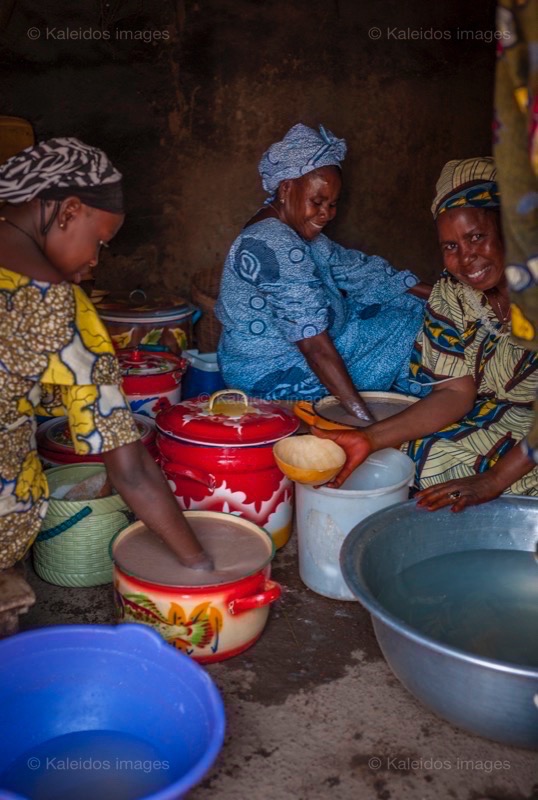 Africa;Beer;Benin;Dolo;Kaleidos;Kaleidos images;Kilir;La parole à l'image;Millet beer;Royal Palace of Djougou;Tarek Charara;Tchouk;Woman;Women
