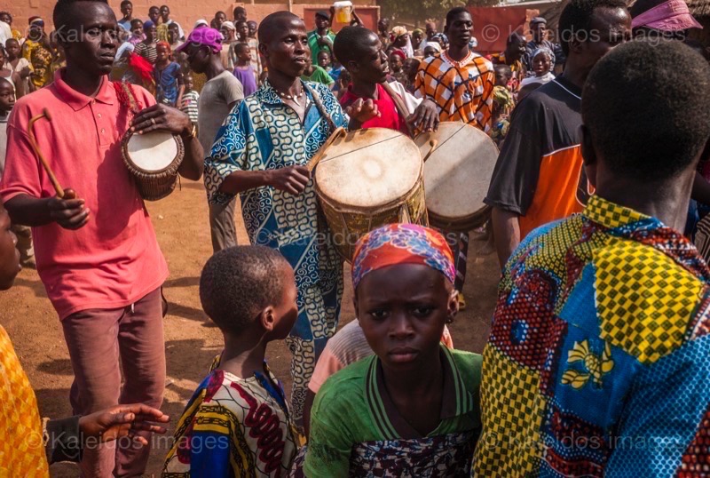 Africa;Afrique;Benin;Bénin;Drums;Griots;Hommes;Kaleidos;Kaleidos images;Kilir;La parole à l'image;Man;Men;Music;Musique;Palais Royal de Djougou;Palais royal de Kilir;Royal Palace of Djougou;Tam Tam;Tam-Tam;Tambours;Tams Tams;Tarek Charara
