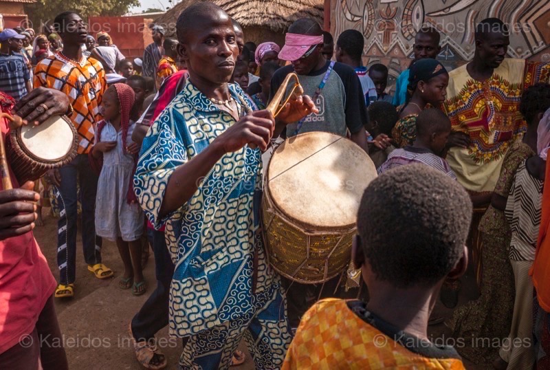 Africa;Afrique;Benin;Bénin;Drums;Griots;Hommes;Kaleidos;Kaleidos images;Kilir;La parole à l'image;Man;Men;Music;Musique;Palais Royal de Djougou;Palais royal de Kilir;Royal Palace of Djougou;Tam Tam;Tam-Tam;Tambours;Tams Tams;Tarek Charara