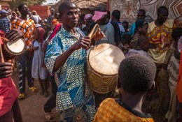 Africa;Afrique;Benin;Bénin;Drums;Griots;Hommes;Kaleidos;Kaleidos-images;Kilir;La-parole-à-limage;Man;Men;Music;Musique;Palais-Royal-de-Djougou;Palais-royal-de-Kilir;Royal-Palace-of-Djougou;Tam-Tam;Tam-Tam;Tambours;Tams-Tams;Tarek-Charara