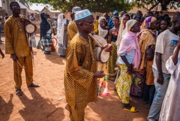 Africa;Afrique;Benin;Bénin;Drums;Griots;Hommes;Kaleidos;Kaleidos-images;Kilir;La-parole-à-limage;Man;Men;Music;Musique;Palais-Royal-de-Djougou;Palais-royal-de-Kilir;Royal-Palace-of-Djougou;Tam-Tam;Tam-Tam;Tambours;Tams-Tams;Tarek-Charara