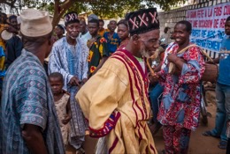 Africa;Afrique;Benin;Bénin;Drums;Griots;Hommes;Kaleidos;Kaleidos-images;Kilir;La-parole-à-limage;Man;Men;Music;Musique;Palais-Royal-de-Djougou;Palais-royal-de-Kilir;Royal-Palace-of-Djougou;Tam-Tam;Tam-Tam;Tambours;Tams-Tams;Tarek-Charara