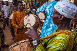 Africa;Afrique;Benin;Bénin;Drums;Griots;Hommes;Kaleidos;Kaleidos-images;Kilir;La-parole-à-limage;Man;Men;Music;Musique;Palais-Royal-de-Djougou;Palais-royal-de-Kilir;Royal-Palace-of-Djougou;Tam-Tam;Tam-Tam;Tambours;Tams-Tams;Tarek-Charara