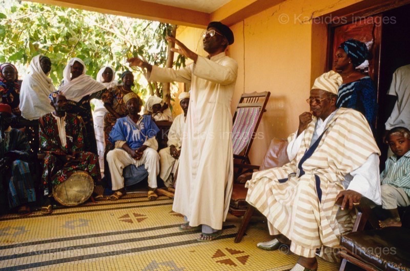 Africa;Afrique;Baatonbou;Baatonou;Bariba;Benin;Bénin;El Hadji Immoro Al Assane;Femmes;Hommes;Kaleidos;Kaleidos images;Kings;La parole à l'image;Man;Men;Père Chambiéni;Rois;Tarek Charara;Woman;Women