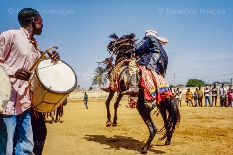Africa;Baatonbou;Baatonou;Bariba;Benin;Drums;Gaani;Horseman;Horsemen;Horses;Kaleidos;Kaleidos images;La parole à l'image;Music;Riders;Tam Tam;Tams Tams;Tarek Charara;Dongola