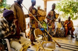 Afrique;Baatonbou;Baatonou;Bariba;Benin;Drums;Kakasi;Kaleidos;Kaleidos-images;Kankanguis;Kankankis;La-parole-à-limage;Music;Orchestras;Tam-Tam;Tams-Tams;Tarek-Charara;Trumpets