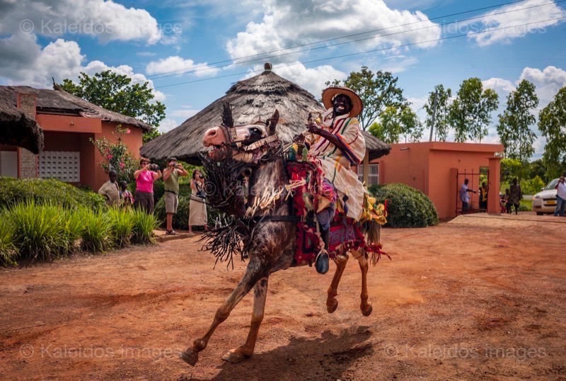 Africa;Baseno Djowou;Benin;Gaani;Horseman;Horsemen;Horses;Kaleidos;Kaleidos images;La parole à l'image;Riders;Tarek Charara;Tourists