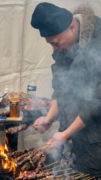 19e-arrondissement;-Année-du-Lapin;-Barbecue;-Belleville;-Bonnet-noir;-Brochettes;-Cuisine-de-rue;-Cuisinier;-Culture-chinoise;-Défilé;-Fête-traditionnelle;-Feu;-Flammes;-France;-Fumée;-Gastronomie;-Grillades;-Homme;-Kaleidos;-Kaleidos-images;-La-parole-à-limage;-Lapin-deau;-Nouvel-an-chinois;-Nouvel-an-lunaire;-Paris;-Rue-de-Belleville;-Spécialités-culinaires;-Stand-éphémère;-Stories-Pictures;-Street-food;-Tarek-Charara;-Tente