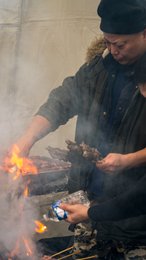 19e-arrondissement;-Année-du-Lapin;-Barbecue;-Belleville;-Bouteille-en-plastique;-Brochettes;-Cuisine-de-rue;-Cuisinier;-Culture-chinoise;-Défilé;-Fête-traditionnelle;-Feu;-Flammes;-France;-Fumée;-Gastronomie;-Grillades;-Homme;-Kaleidos;-Kaleidos-images;-La-parole-à-limage;-Lapin-deau;-Nouvel-an-chinois;-Nouvel-an-lunaire;-Paris;-Rue-de-Belleville;-Spécialités-culinaires;-Stand-éphémère;-Stories-Pictures;-Street-food;-Tarek-Charara;-Tente