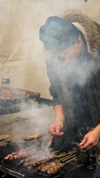 19e-arrondissement;-Année-du-Lapin;-Barbecue;-Belleville;-Bonnet-noir;-Brochettes;-Cuisine-de-rue;-Cuisinier;-Culture-chinoise;-Défilé;-Fête-traditionnelle;-France;-Fumée;-Gastronomie;-Grillades;-Homme;-Kaleidos;-Kaleidos-images;-La-parole-à-limage;-Lapin-deau;-Nouvel-an-chinois;-Nouvel-an-lunaire;-Paris;-Rue-de-Belleville;-Spécialités-culinaires;-Stand-éphémère;-Stories-Pictures;-Street-food;-Tarek-Charara;-Tente