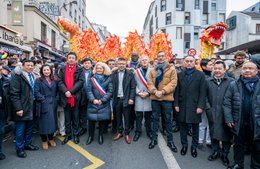 19e-arrondissement;-Année-du-Lapin;-Belleville;-Cortège;-Culture-chinoise;-Défilé;-Dragon;-Dragon-chinois;-Écharpe-tricolore;-Élus-locaux;-Fête-traditionnelle;-Foule;-France;-Kaleidos;-Kaleidos-images;-La-parole-à-limage;-Lapin-deau;-Nouvel-an-chinois;-Nouvel-an-lunaire;-Paris;-Portrait-de-groupe;-Rue-de-Belleville;-Spectateurs;-Stories-Pictures;-Tarek-Charara