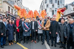 19e-arrondissement;-Année-du-Lapin;-Belleville;-Cortège;-Culture-chinoise;-Défilé;-Dragon;-Dragon-chinois;-Écharpe-tricolore;-Élus-locaux;-Fête-traditionnelle;-Foule;-France;-Kaleidos;-Kaleidos-images;-La-parole-à-limage;-Lapin-deau;-Nouvel-an-chinois;-Nouvel-an-lunaire;-Paris;-Portrait-de-groupe;-Rue-de-Belleville;-Spectateurs;-Stories-Pictures;-Tarek-Charara