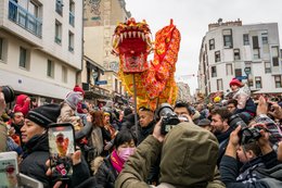 19th-arrondissement;-Belleville;-Cameras;-Child;-Chinese-culture;-Chinese-dragon;-Chinese-New-Year;-Crowd;-Dragon;-Face-mask;-France;-Good-omen;-Kaleidos;-Kaleidos-images;-La-parole-à-limage;-Lunar-New-Year;-Parade;-Paris;-Photographers;-Rue-de-Belleville;-Smartphones;-Spectators;-Stories-Pictures;-Tarek-Charara;-Traditional-festival;-Water-Rabbit;-Year-of-the-Rabbit