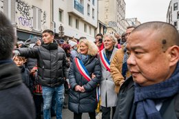 19th-arrondissement;-Belleville;-Chinese-culture;-Chinese-New-Year;-Crowd;-France;-Graffiti;-Kaleidos;-Kaleidos-images;-La-parole-à-limage;-Local-elected-officials;-Lunar-New-Year;-Parade;-Paris;-Procession;-Rue-de-Belleville;-Smartphones;-Spectators;-Stories-Pictures;-Tarek-Charara;-Traditional-festival;-Tricolour-sash;-Water-Rabbit;-Year-of-the-Rabbit
