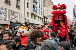 19th-arrondissement;-Balcony;-Belleville;-Big-head-figure;-Chinese-culture;-Chinese-New-Year;-Crowd;-Dancers;-Evil-spirits;-France;-Good-luck-charm;-Graffiti;-Kaleidos;-Kaleidos-images;-La-parole-à-limage;-Lion-dance;-Lions;-Lunar-New-Year;-Parade;-Paris;-Red-lions;-Rue-de-Belleville;-Spectators;-Stories-Pictures;-Tarek-Charara;-Traditional-costumes;-Traditional-festival;-Water-Rabbit;-Year-of-the-Rabbit