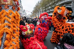 19e-arrondissement;-Année-du-Lapin;-Arbres;-Belleville;-Costumes-traditionnels;-Culture-chinoise;-Danse-des-lions;-Danse-du-lion;-Danseurs;-Défilé;-Fête-traditionnelle;-France;-Franges;-Kaleidos;-Kaleidos-images;-La-parole-à-limage;-Lanternes-rouges;-Lapin-deau;-Lions;-Lions-orange;-Lions-rouges;-Mauvais-esprits;-Nouvel-an-chinois;-Nouvel-an-lunaire;-Paillettes;-Paris;-Porte-bonheur;-Rue-de-Belleville;-Spectateurs;-Stories-Pictures;-Tarek-Charara