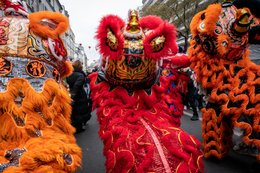19e-arrondissement;-Année-du-Lapin;-Arbres;-Belleville;-Costumes-traditionnels;-Culture-chinoise;-Danse-des-lions;-Danse-du-lion;-Danseurs;-Défilé;-Fête-traditionnelle;-France;-Franges;-Kaleidos;-Kaleidos-images;-La-parole-à-limage;-Lapin-deau;-Lion-rouge;-Lions;-Lions-orange;-Mauvais-esprits;-Médaillons;-Nouvel-an-chinois;-Nouvel-an-lunaire;-Paillettes;-Paris;-Porte-bonheur;-Rue-de-Belleville;-Spectateurs;-Stories-Pictures;-Tarek-Charara