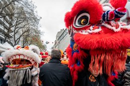 19e-arrondissement;-Année-du-Lapin;-Arbres;-Belleville;-Costumes-traditionnels;-Culture-chinoise;-Danse-des-lions;-Danse-du-lion;-Danseurs;-Défilé;-Fête-traditionnelle;-France;-Kaleidos;-Kaleidos-images;-La-parole-à-limage;-Lanternes-rouges;-Lapin-deau;-Lion-blanc;-Lion-rouge;-Lions;-Mauvais-esprits;-Nouvel-an-chinois;-Nouvel-an-lunaire;-Paris;-Pompons;-Porte-bonheur;-Rue-de-Belleville;-Spectateurs;-Stories-Pictures;-Tarek-Charara;-Tentes